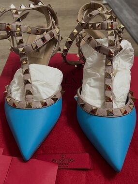 Excellent Preowned Valentino Garavani Blue Pointed Rockstud kitten heel size 36